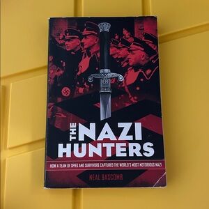 Neal Bascomb The Nazi Hunters Historical Nonfiction Paperback Book 2013.